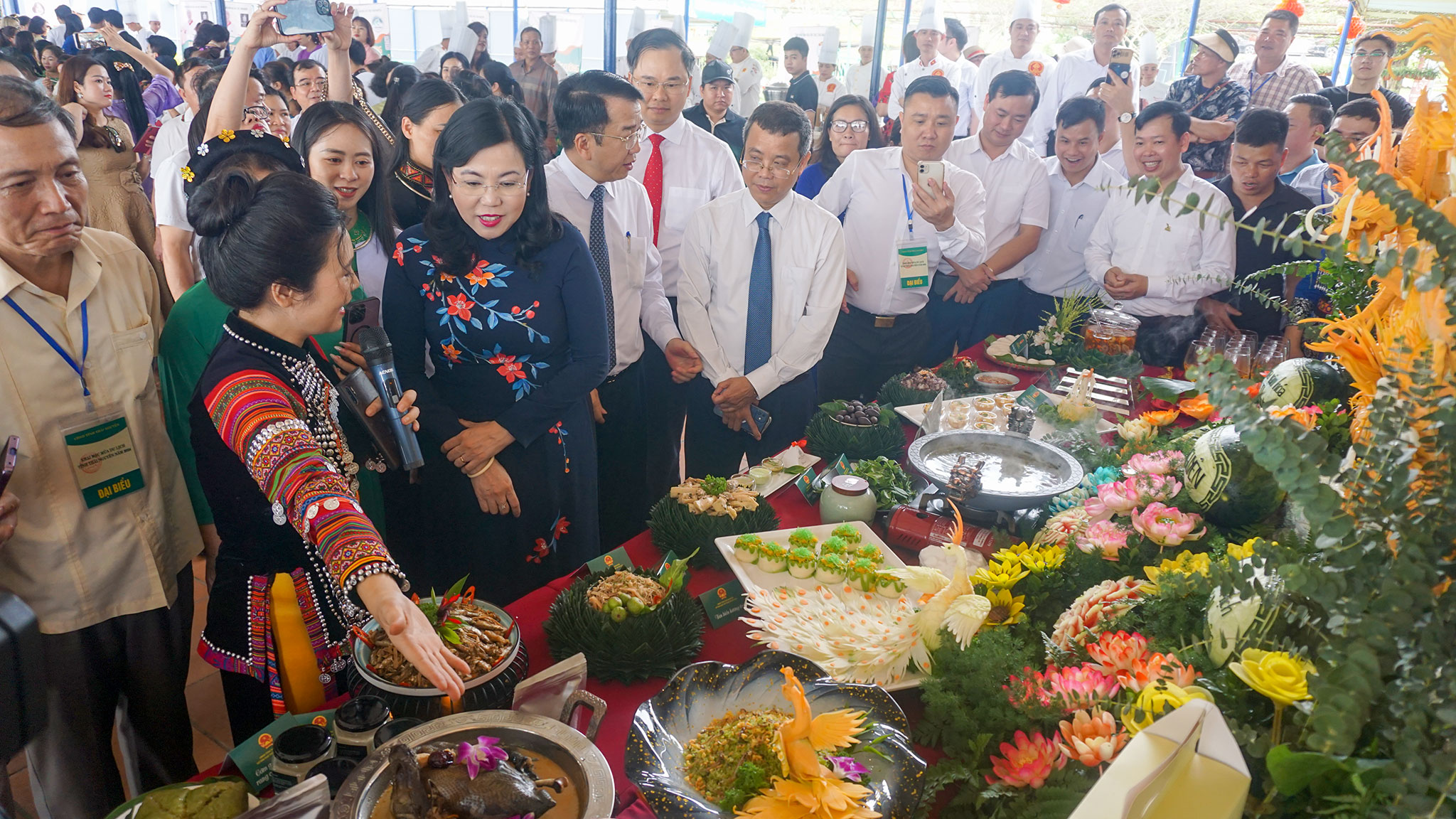 Đồng chí Nguyễn Thanh Hải, Uỷ viên Trung ương Đảng, Bí thư Tỉnh uỷ Thái Nguyên cùng các đại biểu thăm không gian ẩm thực tại Khu du lịch Hồ Núi Cốc